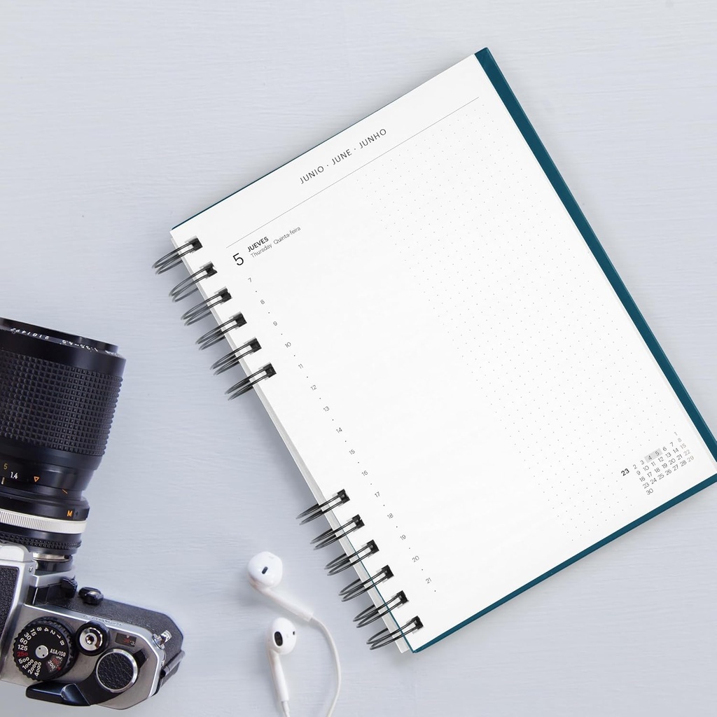 Agenda 2026 día por página, Similar A5+ (160.5 x 218 mm), Planificación diaria, Tapa texturizada, Papel 100 g/m², Cierre elástico, Espiral metálico dividido, Español-EN-PT, Marino Miquelrius