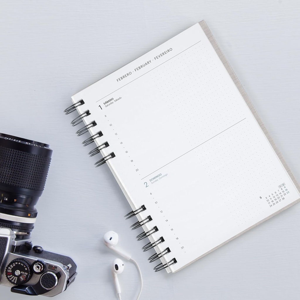 Agenda 2026 día por página, Similar A5+ (160.5 x 218 mm), Planificación diaria, Tapa texturizada, Papel 100 g/m², Cierre elástico, Espiral metálico dividido, Español-EN-PT, Gris Miquelrius