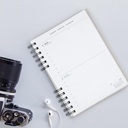 Agenda 2026 día por página, Similar A5+ (160.5 x 218 mm), Planificación diaria, Tapa texturizada, Papel 100 g/m², Cierre elástico, Espiral metálico dividido, Español-EN-PT, Gris Miquelrius