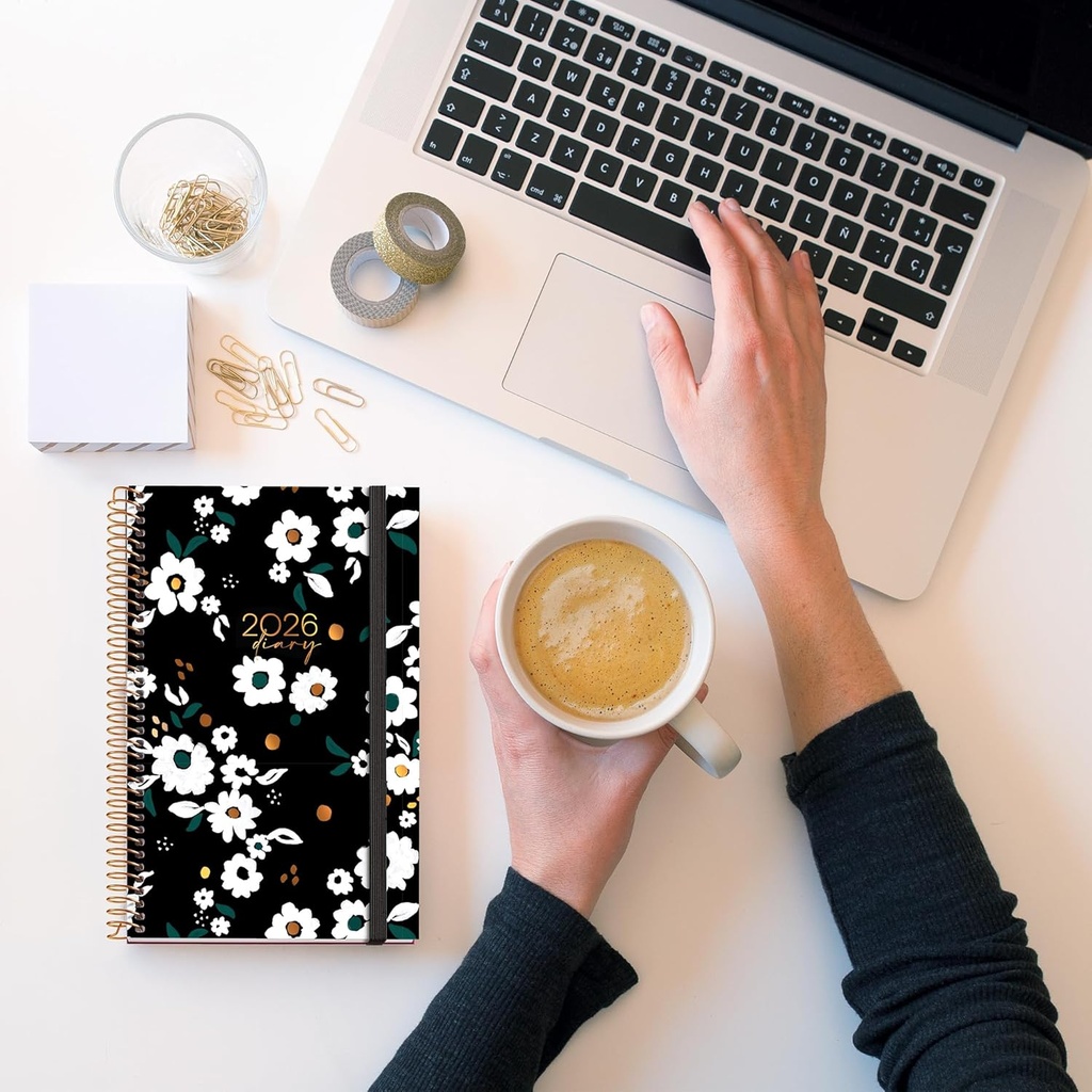 Agenda 2026 día por página, Similar A6+ (117 x 182 mm), Planificación diaria, Cubierta rígida cartón, Espiral, Cierre goma elástica, Papel 80 g/m², Español-EN-PT, Noir garden Miquelrius