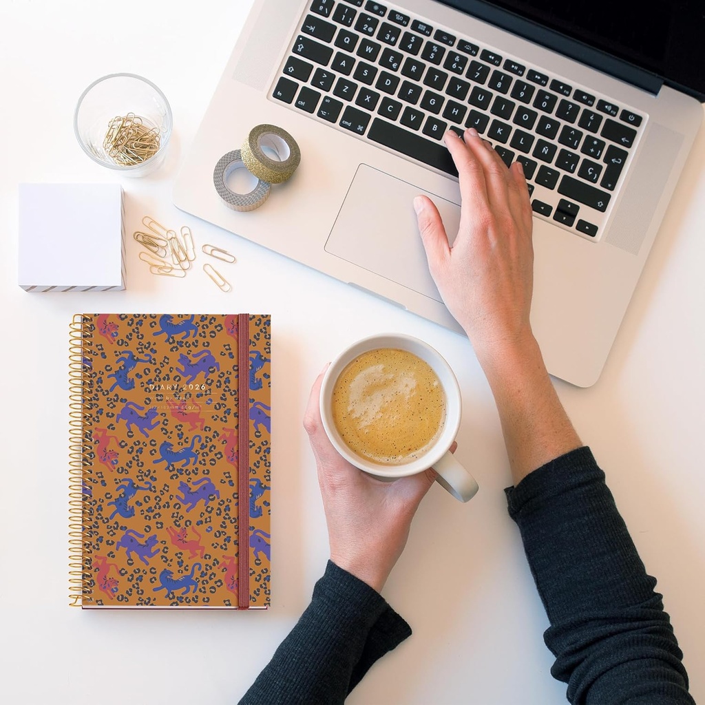 Agenda 2026 semana vista, Similar A6+ (117 x 182 mm), Planificación semanal, Cubierta rígida cartón, Espiral, Cierre goma elástica, Papel 80 g/m², Español-EN-PT, Leopard Miquelrius