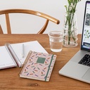 Agenda 2026 día por página, Similar A5+ (155 x 213 mm), Planificación diaria, Cubierta rígida cartón, Espiral, Cierre goma elástica, Papel 80 g/m², Español-EN-PT, Confeti Miquelrius