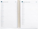 Agenda 2026 semana vista, Similar A6+ (117 x 182 mm), Planificación semanal, Cubierta rígida cartón, Espiral, Cierre goma elástica, Papel 80 g/m², Español-EN-PT, Trazos Miquelrius