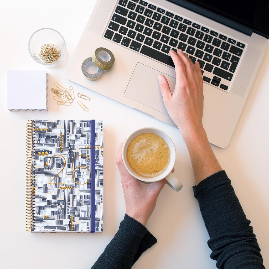 Agenda 2026 semana vista, Similar A6+ (117 x 182 mm), Planificación semanal, Cubierta rígida cartón, Espiral, Cierre goma elástica, Papel 80 g/m², Español-EN-PT, Trazos Miquelrius