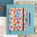 Agenda 2026 día por página, Fácil de llevar (122 x 168 mm), Planificación diaria, Cubierta rígida cartón, Espiral, Cierre goma elástica, Papel 80 g/m², Español-EN-PT, Houses Miquelrius