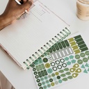 Agenda 2026 día por página, Similar A5+ (164 x 218 mm), Planificación diaria, Doble espiral, Cubierta cartón plastificado, Papel 100 g/m², 6 idiomas, Stickers, Diseño EntreDos, Amapola Miquelrius