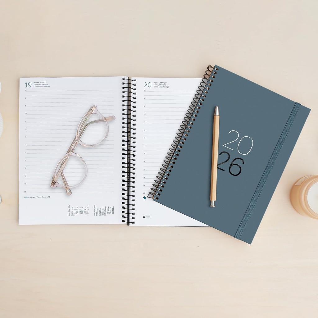 Agenda 2026 día por página, Similar A5+ (155 x 213 mm), Tapa cartón plastificado, Espiral y cierre goma elástica, Planificación diaria, Papel 80 g/m², Español-EN-PT, Grafito Miquelrius