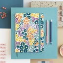 Agenda 2026 semana vista, Fácil de llevar (122 x 168 mm), Planificación semanal, Cubierta rígida cartón, Espiral, Cierre goma elástica, Papel 80 g/m², Español-EN-PT, Flowers Miquelrius