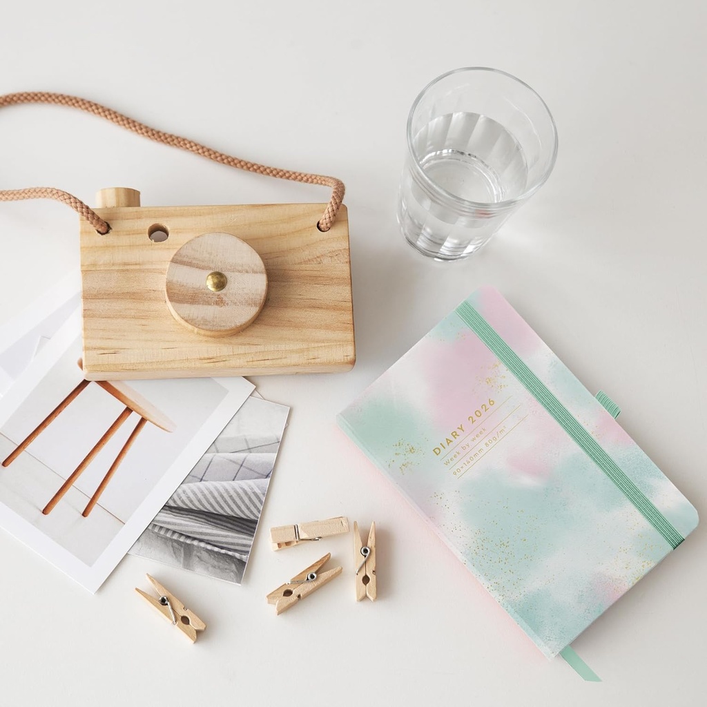 Agenda 2026 semana vista, Formato pequeño (90 x 140 mm), Planificación semanal, Cubierta rígida cartón, Espiral, Cierre goma elástica, Papel 80 g/m², Español-EN-PT, Gradient Miquelrius