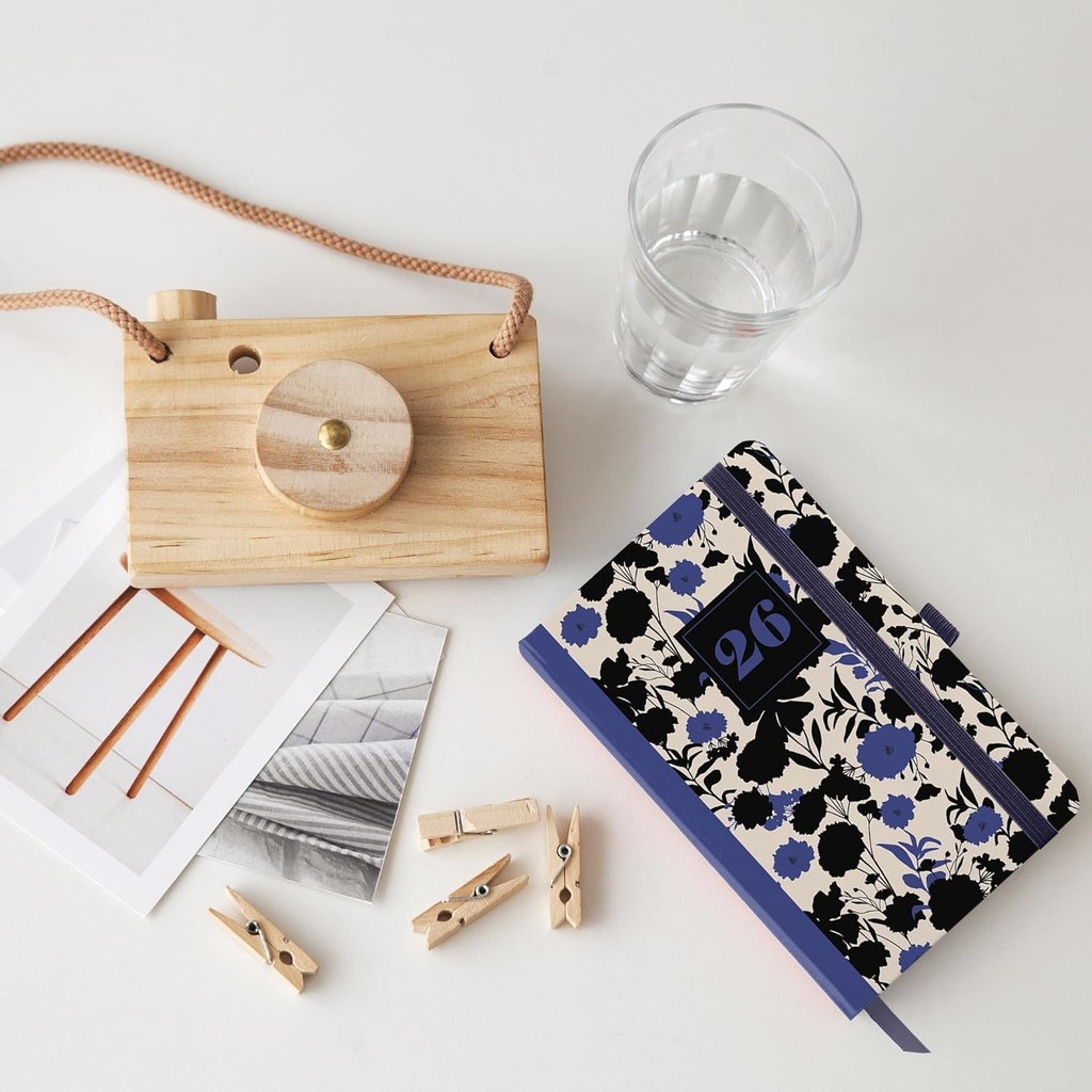 Agenda 2026 día por página, Formato pequeño (90 x 140 mm), Planificación diaria, Cubierta rígida cartón, Espiral, Cierre goma elástica, Papel 80 g/m², Español-EN-PT, Black&Blue Miquelrius