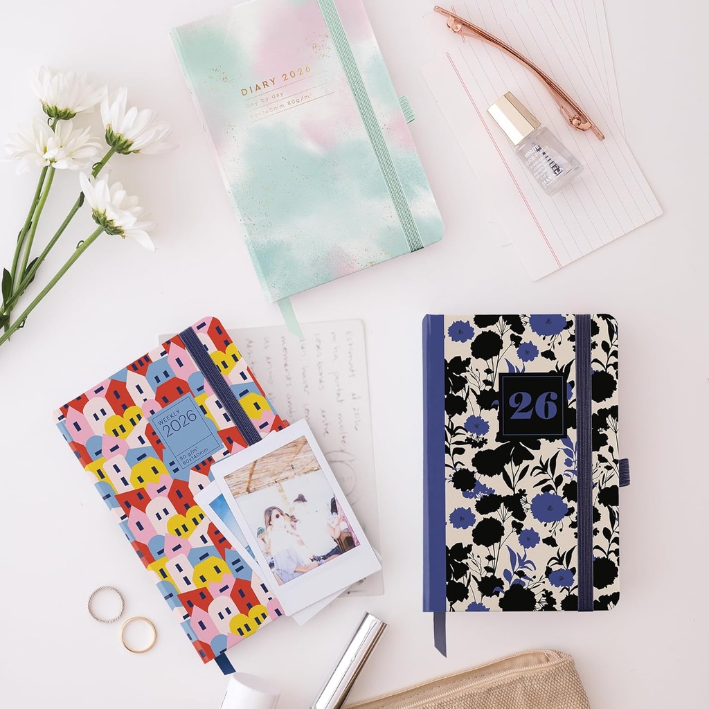 Agenda 2026 día por página, Formato pequeño (90 x 140 mm), Planificación diaria, Cubierta rígida cartón, Espiral, Cierre goma elástica, Papel 80 g/m², Español-EN-PT, Black&Blue Miquelrius