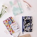 Agenda 2026 día por página, Formato pequeño (90 x 140 mm), Planificación diaria, Cubierta rígida cartón, Espiral, Cierre goma elástica, Papel 80 g/m², Español-EN-PT, Black&Blue Miquelrius